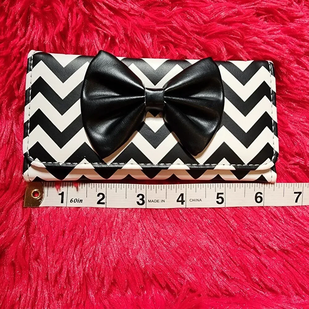 Black and White Wallet in a Beautiful Chevron Pattern with a Black Accent Bow